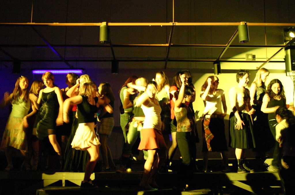 DJ Calgary School Dance - Girls bustin it out!